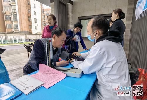 潯陽區甘棠街道 社區物業手牽手 便民服務心連心 —— 健康咨詢暖人心！